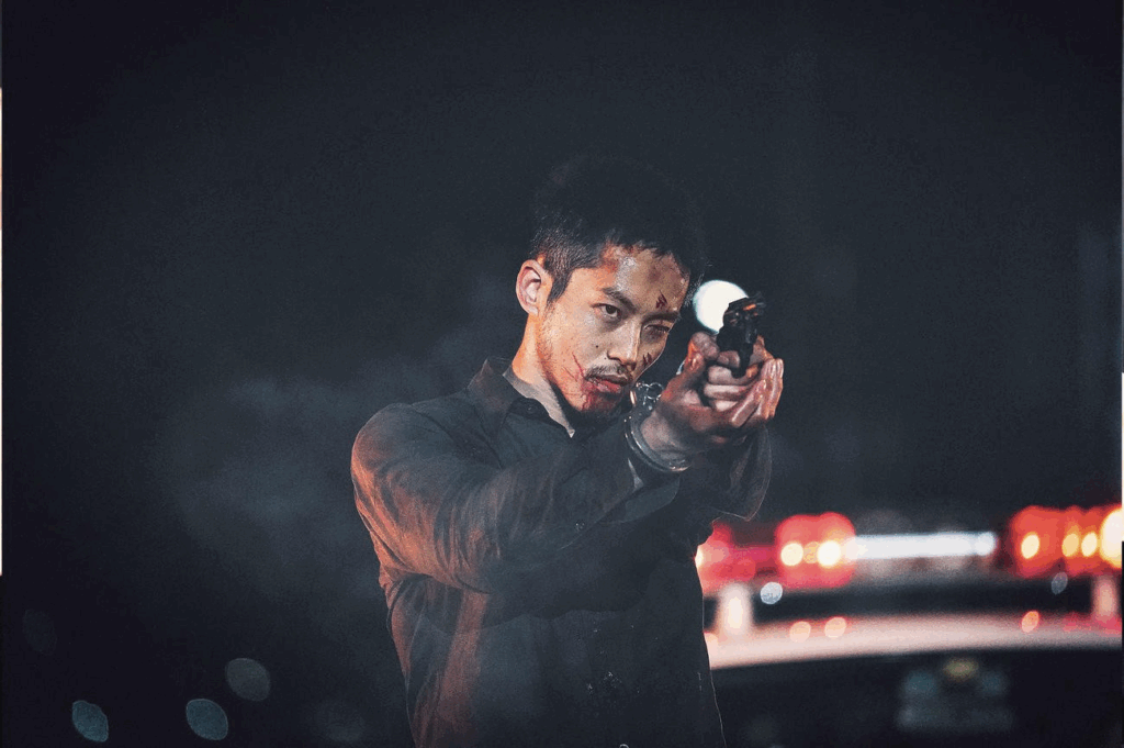 映画『孤狼の血 LEVEL2』の日岡(松坂桃李)が銃で標的を狙う