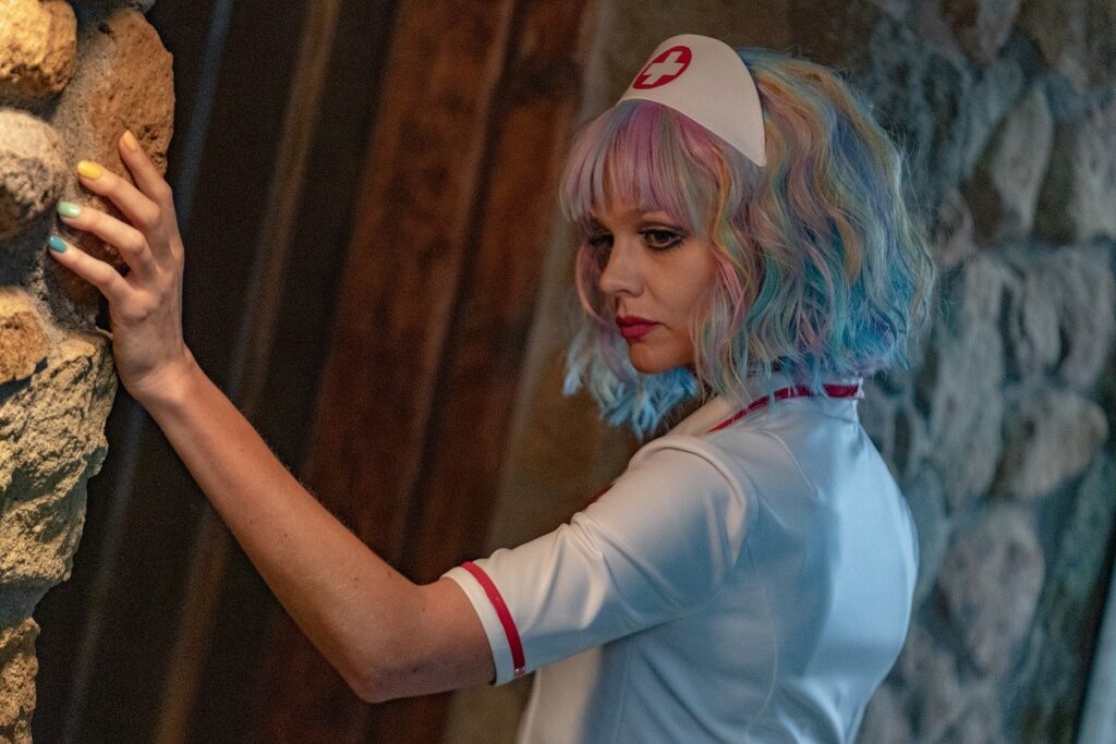 キャシー（キャリー・マリガン）がナース姿に扮する。